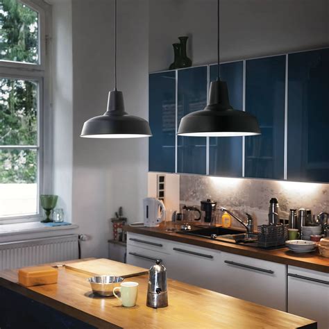 Le style industriel de ce luminaire à la forme elliptique agrémentera avec goût et. Luminaire suspendu en cuivre au design industriel pour ...