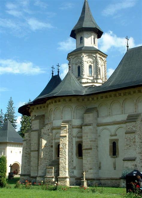 Este inlocuit acoperisul de tigla cu unul de cupru, cu stresinile mult mai largi. MĂNĂSTIREA PUTNA