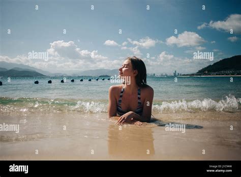Mujeres en bikini en la playa mujer en bikini en fotografías e imágenes de alta resolución Alamy