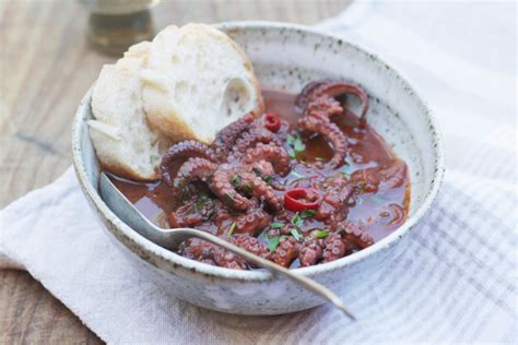 Mentre i moscardini terminano di cuocere, bruschiamo delle fette di pane e, dopo averle ben agliate, disponiamole nelle scodelle. Italian Table Talk: Zuppa di moscardini | Emiko Davies