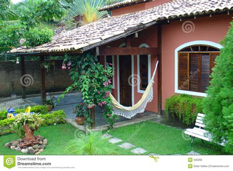 Vous souhaitez faire construire votre maison par robert brouca, constructeur dans l' constructeur robert brouca. Maison rouge coloniale photo stock. Image du moderne ...