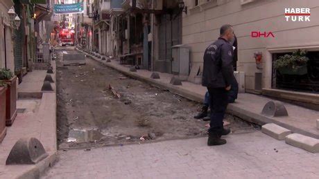 Beyoğlu nda yolda yürüyen adamın ayağına demir saplandı Video