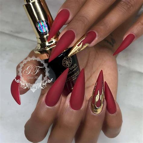 Uñas de acrílico negras combinadas con un vestido dorado y decorado. Uñas Acrilicas Negras Mate Con Rojo : Como Hacer Tus UÑAS ...