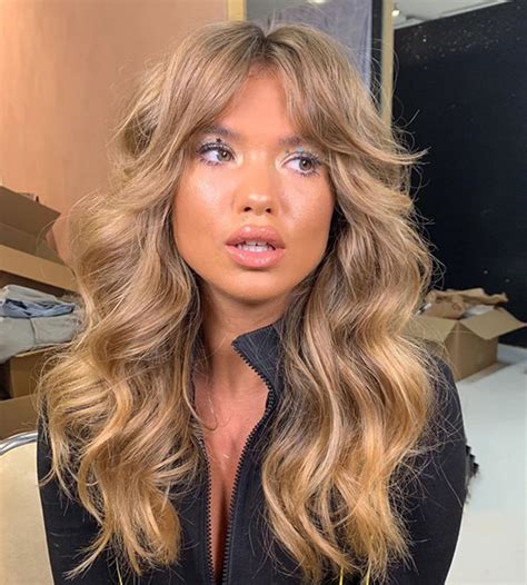 Fresh copper hair with curtain bangs. curtain-bangs-70s-hair-trends-fall | Ecemella