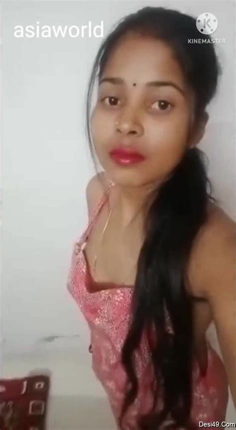 Desi Riya Bhabhi Shows Her Boobs