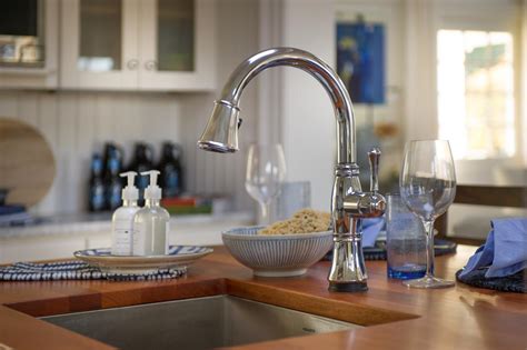 If you love to cook and often have messy hands, this is a great kitchen sink faucet option. White Kitchen With Delta Cassidy Faucet | HGTV