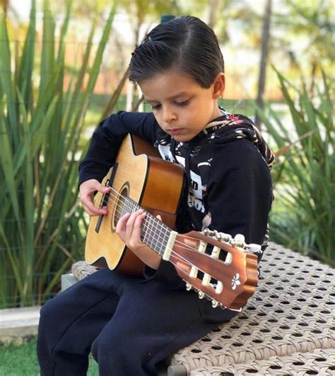 72 kg, medidas do corpo: Filho caçula de Cristiano Araújo aparece tocando violão e ...