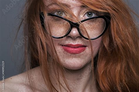 Portrait Of A Redhead Freckled Girl In Glasses Immagini E Fotografie