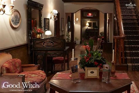 Beds, pillows, lamps, nightstands—whether you're an aspiring interior designer or just want to give your own home a little makeover, the bedroom can be a challenging place to make feel well don't worry; Pin by Pat Gurney on Beautiful Movie Houses | Dream house ...