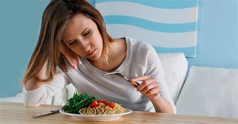 I disturbi del comportamento alimentare sono causati da un disagio psicologico, quindi i primi segni che dovrebbero essere notati sono un cambiamento d'umore, un isolarsi dai propri amici e compagni, rinchiudendosi in uno studio sempre più ossessivo, divenire sempre più critici nei confronti della propria immagine corporea. Cosa sono i disturbi del comportamento alimentare ...