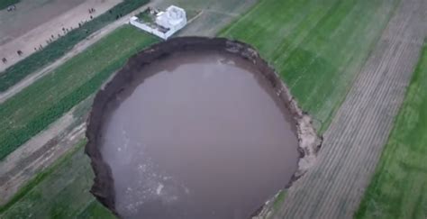 Mexico Massive Sinkhole Threatens To Swallow House Edgepropmy