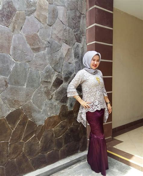 Bahkan, anda juga bisa tampil lebih cantik hanya dengan baju atasannya saja. Model Kebaya Brokat Modern Terbaru 2019 Untuk Remaja ...