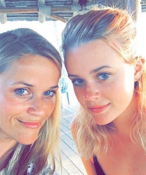 Reese Witherspoons Teenage Daughter Is Peddling Pizza Pies At La Restaurant Pmq Pizza