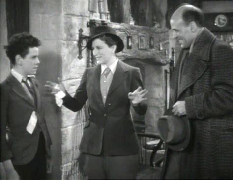 High season (christmas is a special occasion.the cottages are decorated and a christmastree with pretty lights is erected in the courtyard). Cottage to Let (1941) | Cinéma de rien