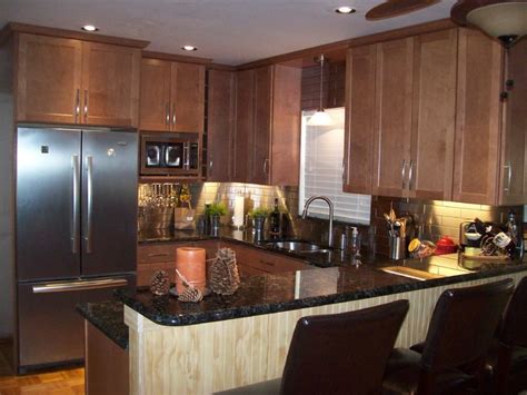 Want to use maple cabinets in the kitchen, and you need ideas on how to match them to the backsplash? Remodeled kitchen with stainless steel backsplash and ...