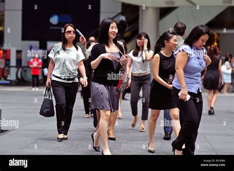 La Gente De Negocios De Singapur Señoras Raffles Place Singapore