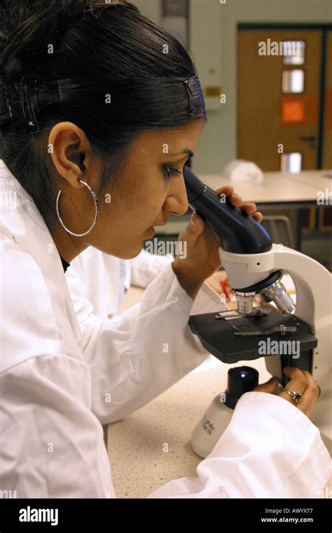 Estudiantes Del Liceo Femenino Mirando A Través Del Microscopio En El