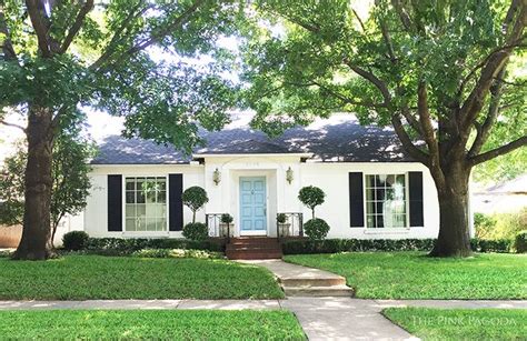 Work with excellence and professionalism. Blue and White Monday: Curb Appeal | Black shutters, White paints and Topiary