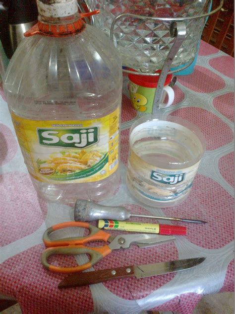 Ditekan botol bagian atas, minyak akan naik ke wadah botol yang di bagian atas. cik azz: DIY: Jangan buang botol minyak masak.