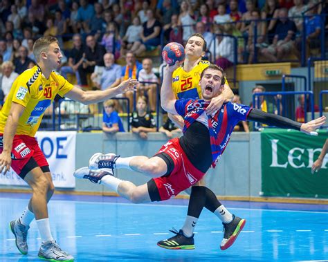 To play team handball, each team has to shoot, dribble, and pass. Handball: Fivers und Ferlach ziehen ins ÖHB-Cup-Final-Four ...