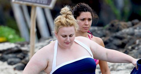 Rebel Wilson Rocks A Retro Swimsuit In Hawaii—see The Pic E Online