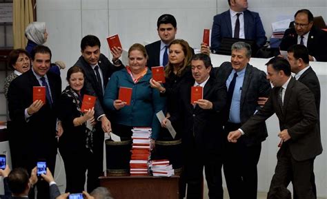 CHPli vekillerden Anayasa kitapçığıyla protesto Son dakika haberleri