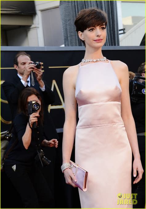 Anne Hathaway Wins Best Supporting Actress Oscar 2013 Photo 2819535 Anne Hathaway Photos