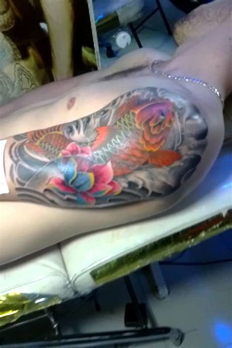 Xăm hình cá chép hóa rồng trên bắp tay cực đẹp do chính artis trần kỹ thực hiện trong 3 tiếng. Xam rong, ca chep hoa rong, dia chi hinh xam nghe thuat ...
