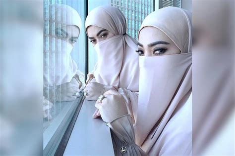 5 fashion item yang banyak diburu hijabers. FOTO: Gaya-Gaya 'Cetar' Manja Ala Syahrini Saat Ibadah Umrah