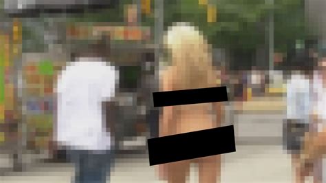 El Video De Una Mujer Desnuda Caminando Por La Calle Que Confunde A