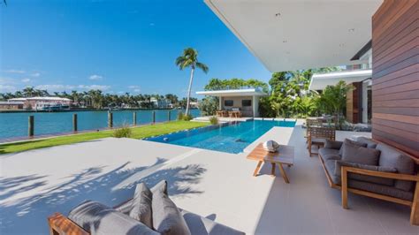 Lil wayne income, houses,cars, luxurious lifestyle and net worth 2018 maybe you want to watch cristiano ronaldo. Where Does Lil Wayne Live And How Big Is His House?