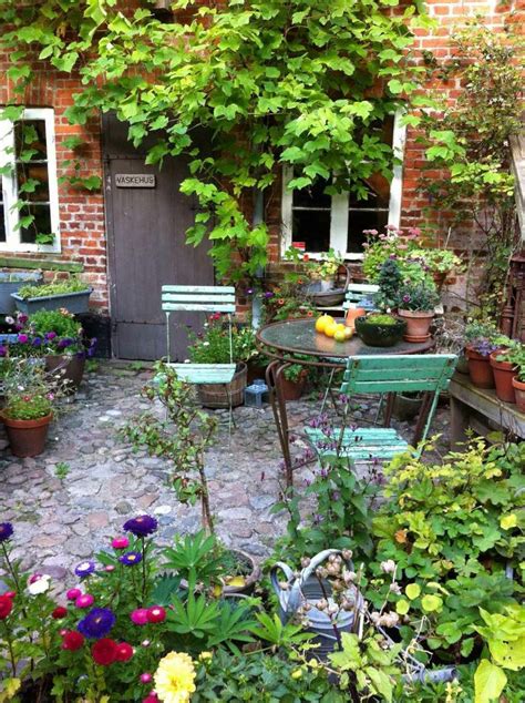 Um einen kreativen sichtschutz für die terrasse zu bauen, bieten sich hölzerne rankgitter an, die nicht nur neugierige blicke abhalten, sondern auch den wind. My Blog | Cottage Garten anlegen mit diesen Tipps zur ...