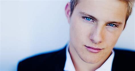 alexander ludwig aka cato from the hunger games movie wow imgur
