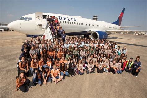 An All Female Delta Crew Took A Plane Full Of Girls To Nasa To Close The Gender Gap In Aviation