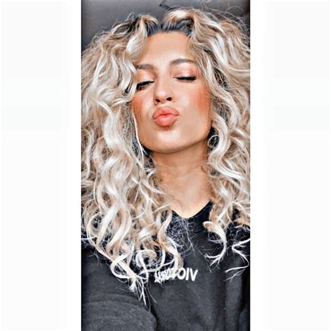 GORGEOUS QUEEN OF TORI KELLY With HER KISS Curly Girl Hairstyles
