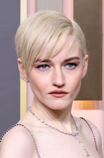 Julia Garner Short Pixie Haircut 2023 80th Annual Golden Globe Awards