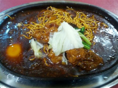 The hot plate meals are prepared over open fire and served straight away while the sauce is still sizzling, hence the name. Sizzling yee mee/Izzatina | SnapDishスナップディッシュ (ID:D1DqHa)