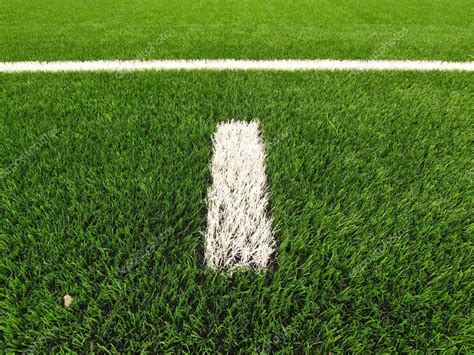 Download von istock by getty images. Nahaufname, weiße Linien auf Kunstrasen-Feld auf Fußball ...