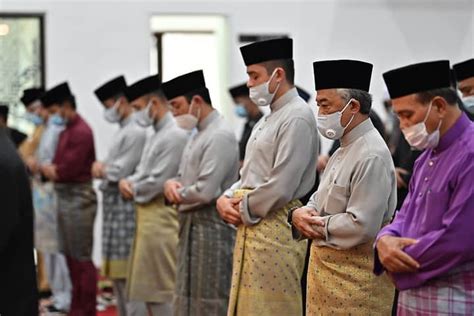 Busana permaisuri agong guna konsep kraf tempatan. Agong, Permaisuri tunai solat Aidiladha di Masjid Tengku ...