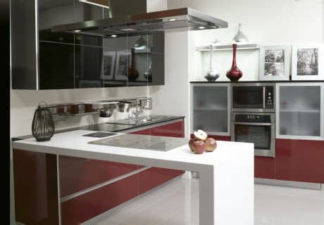 Os aconsejamos que leáis nuestro especial dedicado también a este tipo de cocinas para espacios pequeños Cocinas de diseño en Málaga. Adaptadas a espacios pequeños
