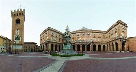 Il Cuore Della Città Di Recanati Piazza Giacomo Leopardi Il Palazzo Comunale E Il Monumento