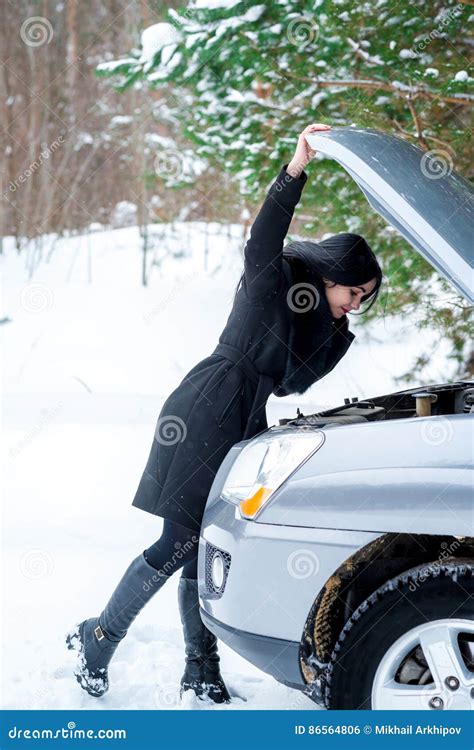 Usterka Samochód W Zimie Młoda Piękna Dziewczyna Próbuje Naprawiać T Zdjęcie Stock Obraz