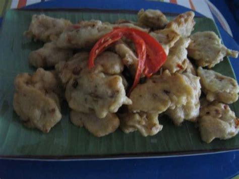 Selama ini, saya hanya menggunakan daun bawang untuk ditabur atas sup dan lain lain lauk pauk sahaja. Cekodok Ikan Bilis