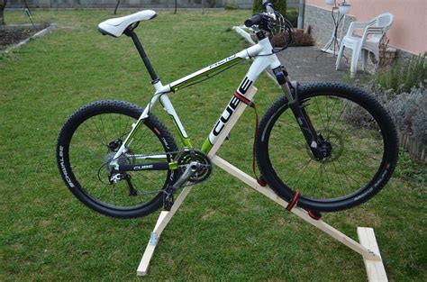 Bike repair stands aren't free, but biking weblog the pedal pusher has a solution that's far from expensive. diy wooden bike stand | Bike repair, Bike stand, Bike ...