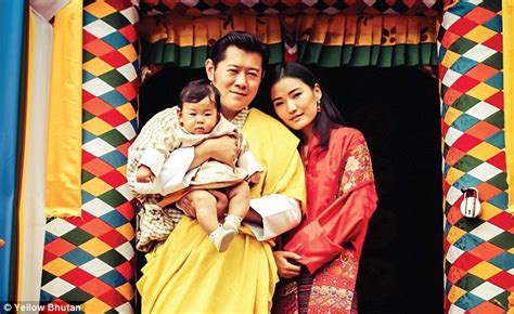 Queen of bhutan jetsun pema was born in thimphu on 4th june, 1990. Watch Bhutan's Little Crown Prince Steal The Royal Family ...