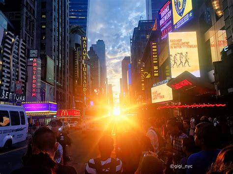 The Best Photos From Manhattanhenge By New York City Feelings