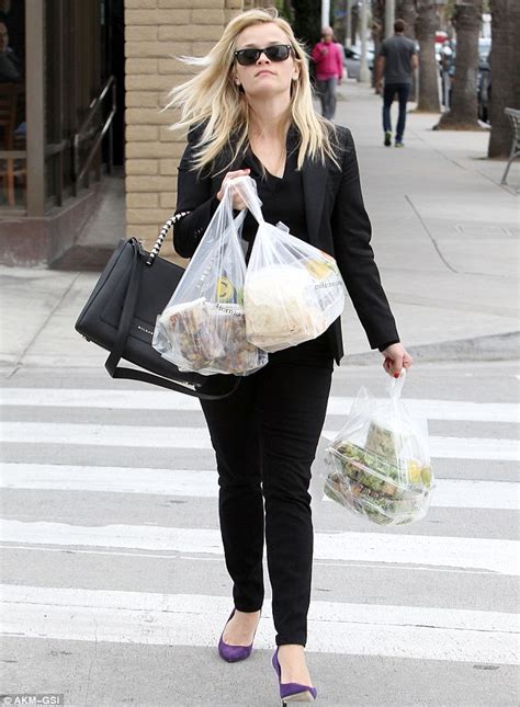 Reese Witherspoon Gamely Does Her Own Xmas Shopping Daily Mail Online