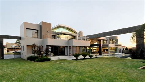 Huge Modern Home In Hollywood Style By Nico Van Der Meulen Architects