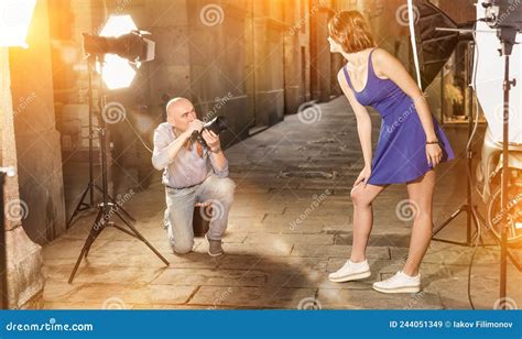 Fot Grafa Disparando A Modelo Femenino En La Calle De La Ciudad Imagen