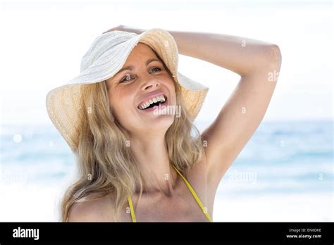 Hübsche Blondine Genießt Die Sonne Lächelt Stockfotografie Alamy
